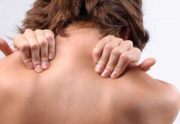 Los síntomas de la osteocondrosis torácica son dolor entre los omóplatos. 