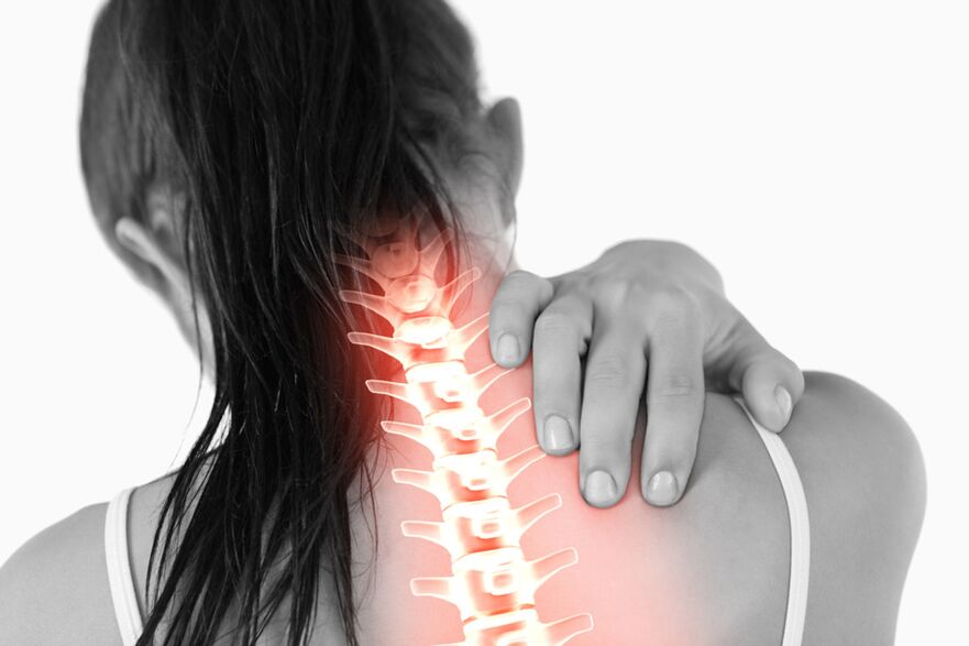 El dolor debido a la osteocondrosis de la columna torácica en las mujeres puede irradiarse al área del cuello. 
