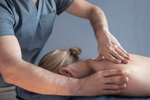 masajear la espalda y el área subescapular