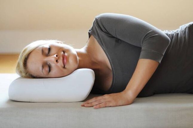 Duerme en almohadas ortopédicas como prevención de la osteocondrosis cervical