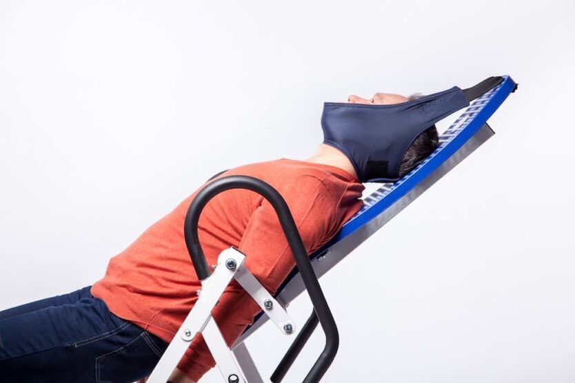Terapia de atracción para la osteocondrosis cervical.
