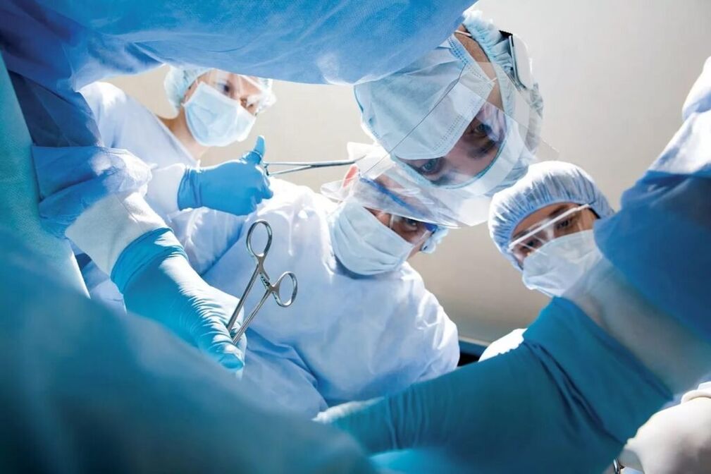 Para la osteocondrosis torácica complicada, se realiza cirugía.