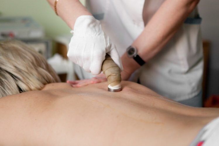 Procedimientos de fisioterapia para el tratamiento de la osteocondrosis torácica, prescritos por el médico tratante.