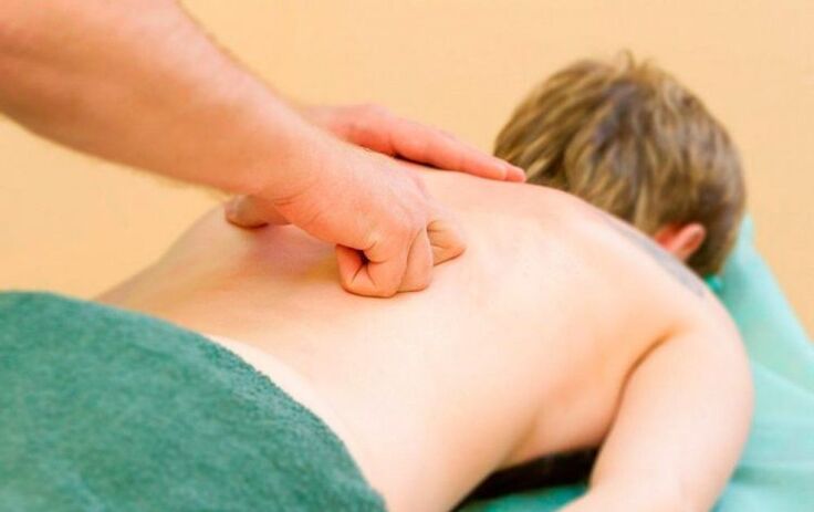 Realizar masaje torácico de espalda para la osteocondrosis.